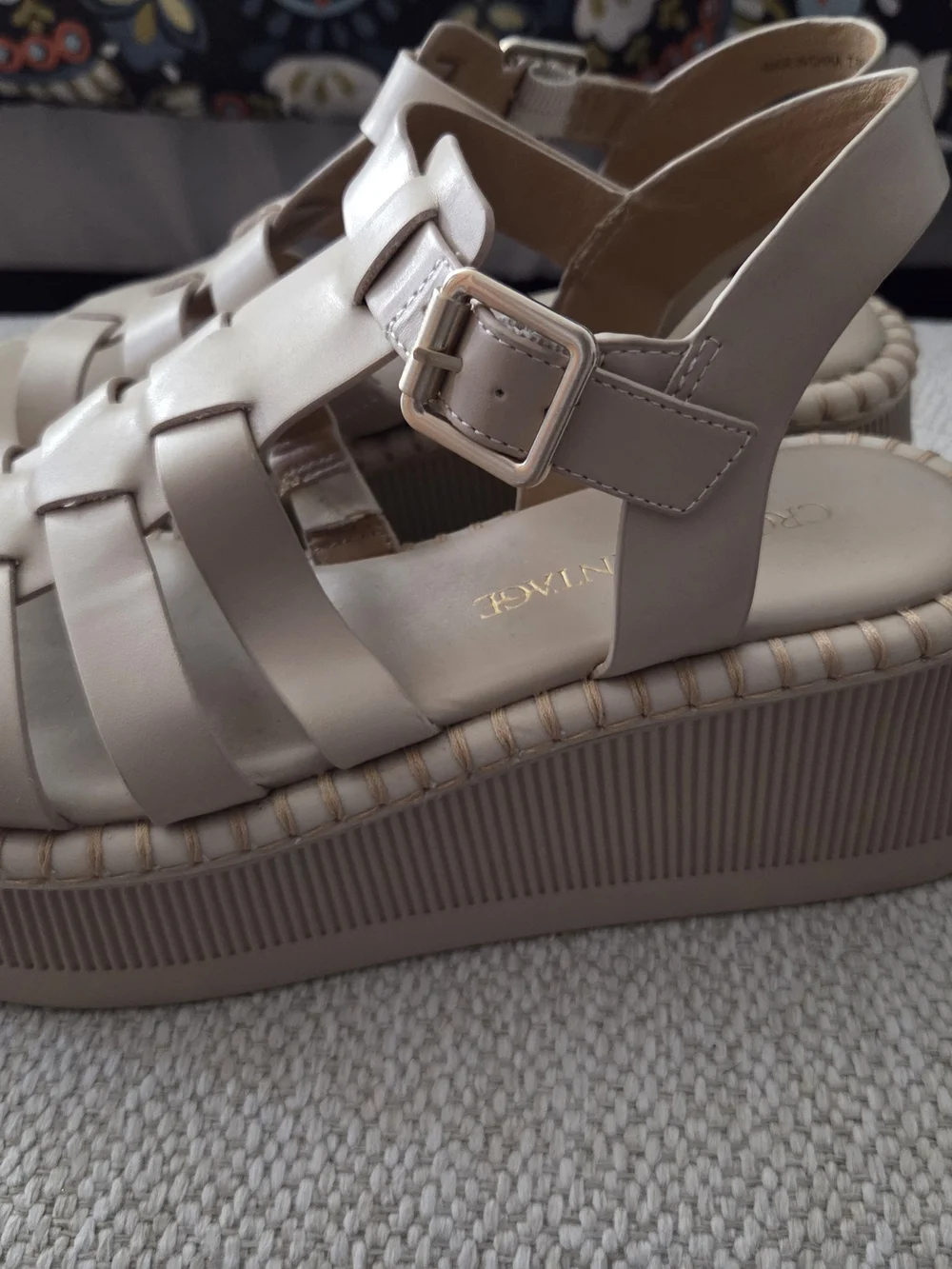 Crown Vintage Women's Cream Strappy Fisherman Sandals with Buckle 7.5 Med